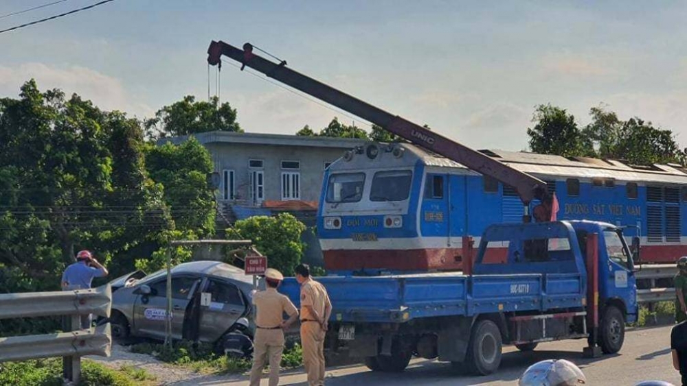 tin tuc tai nan giao thong sang 237 xe dau keo dau dau xe tai tren cao toc 2 nguoi tu vong thuong tam thi the ket trong cabin