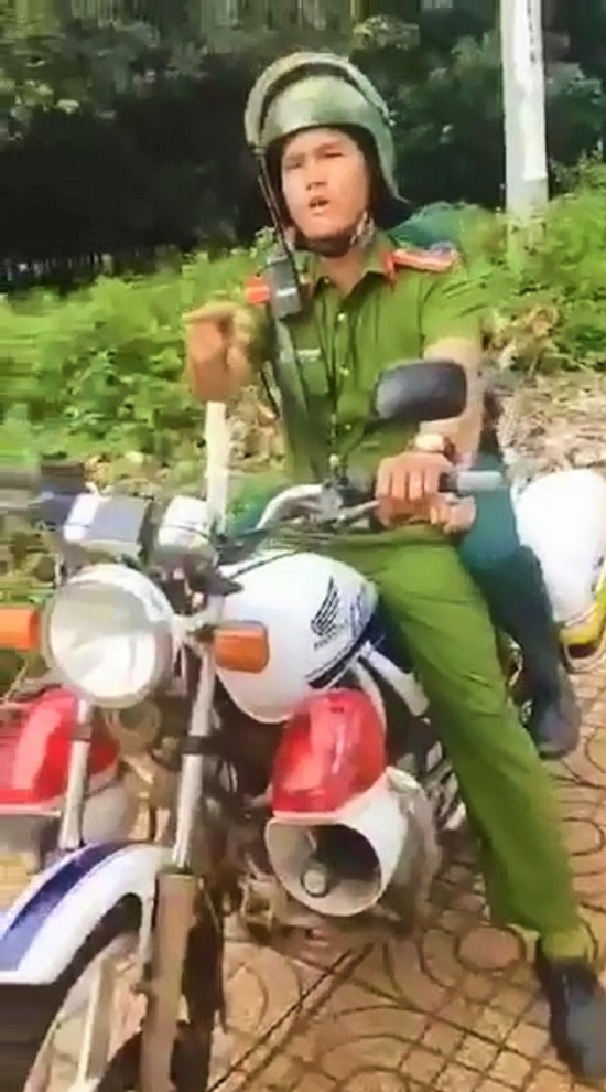 undefined 5627 thieu uy cong an xo xat voi nguoi vi pham bi tam dinh chi cong tac dspl 1