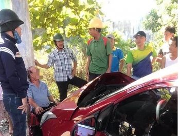 Video: Ô tô cố vượt rào chắn, bị tàu húc văng xa 50 mét