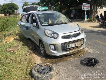 tin tuc tai nan giao thong tngt chieu 277 va cham voi xe may taxi no lop roi lao thang xuong ruong