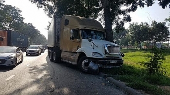Tin tức tai nạn giao thông (TNGT) chiều 28/7: Container tông taxi, 7 người đi ăn cưới thoát chết trong gang tấc