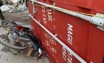 tin tuc tai nan giao thong tngt nong nhat chieu 297 thung container roi khoi ro mooc vang xuong duong de chet mot phu nu