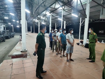 tin tuc trong ngay moi nhat phat hien nhom nguoi tu da nang di bo theo duong bo bien ra hue de tron cach ly
