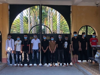 tin tuc phap luat sang 58 mot co gai bi treu gheo hon 40 thanh nien cam dao kiem lao vao hon chien trong dem