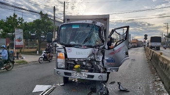 Tin tức tai nạn giao thông (TNGT) chiều 7/8: Tông đuôi xe tải dừng chờ đèn đỏ, tài xế gãy chân và kẹt cứng trong cabin