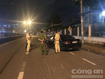 Tin tức tai nạn giao thông sáng 9/8: Mercedes nhào lộn như phim hành động, tài xế nhất định không chịu đo nồng độ cồn