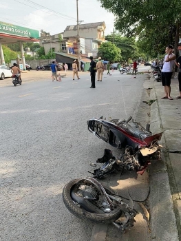 Tin tức tai nạn giao thông sáng 10/8: Xe máy đứt đôi, thí sinh nguy kịch sau va chạm với taxi