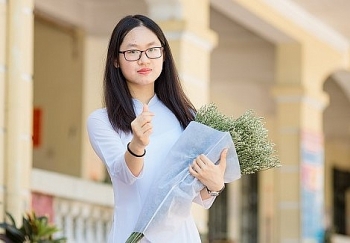 nu sinh xinh dep do thu khoa lop 10 ha noi voi hai diem tuyet doi dung chuan con nha nguoi ta