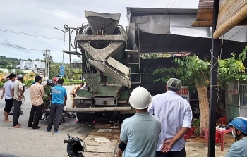 Tin tức tai nạn giao thông sáng 14/8: Ngồi ăn trong quán bánh xèo ven đường, 5 người bị xe trộn bê tông băng qua 
