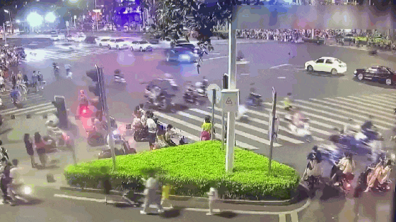 video vuot den do hai nguoi di xe dap dien bi o to tong vang hat bay len noc xe