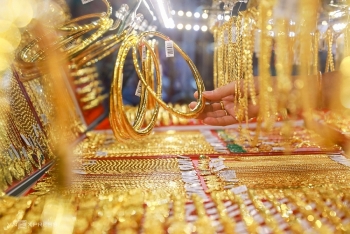 Giá vàng giảm sốc, chênh lệch mua - bán tới 2,5 triệu/lượng chỉ sau một đêm