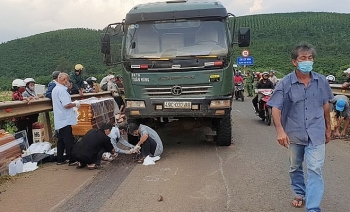 Tin tức tai nạn giao thông sáng 22/8: Xe ben tuột dốc, cán một phụ nữ tử vong tại chỗ