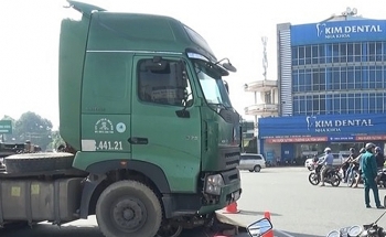 Tin tức tai nạn giao thông (TNGT) nóng nhất chiều 22/8: Truy tìm tài xế xe đầu kéo gây va chạm chết người rồi trốn khỏi hiện trường