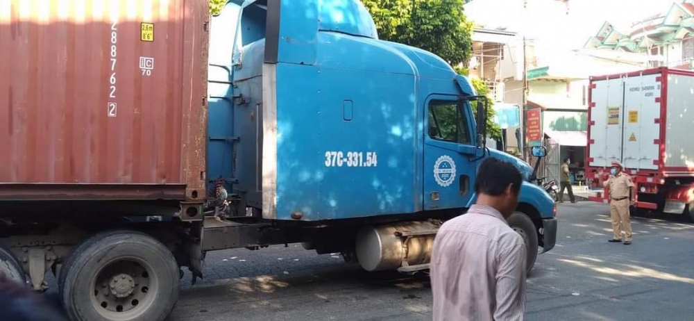 5851 xe may va cham container hau qua 2 nguoi chet hinh anh043976483