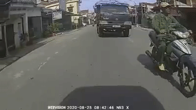Tin tức tai nạn giao thông sáng 26/8: Xe ben không làm chủ tốc độ, 'nuốt' luôn người đàn ông đi xe máy vào gầm