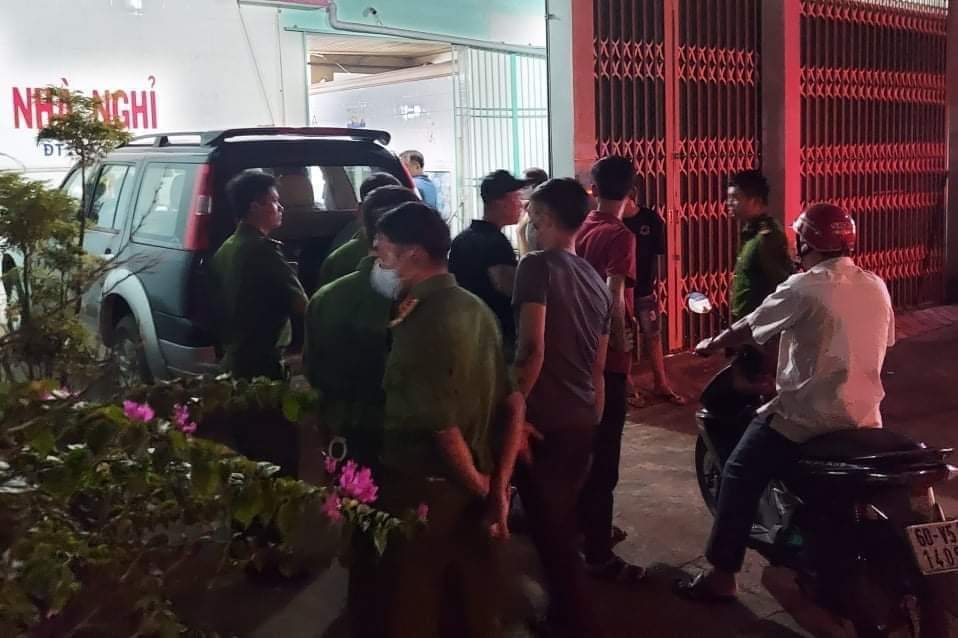 4906 doi tien bat thanh ga dan ong sat hai nguoi phu nu trong nha nghi
