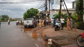 Tin tức tai nạn giao thông (TNGT) nóng nhất chiều 31/8: Quyết định "bỏ của chạy lấy người", nam thanh niên thoát chết thần kỳ trước đầu xe tải