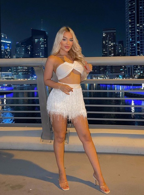 Mặc ‘thiếu vải’, mẫu nữ bị bảo vệ đuổi khỏi trung tâm mua sắm