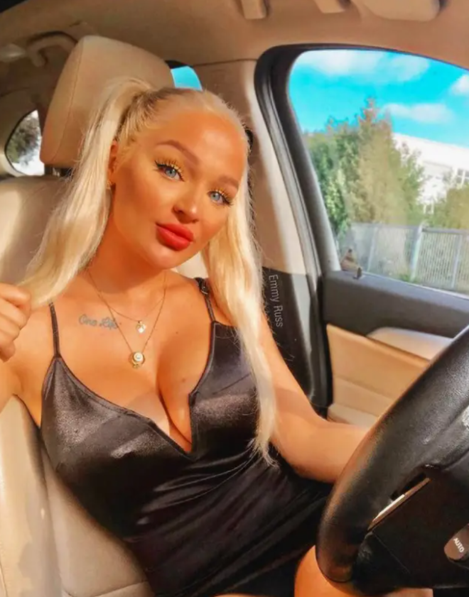 Mặc ‘thiếu vải’, mẫu nữ bị bảo vệ đuổi khỏi trung tâm mua sắm