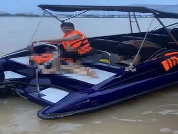 tin tuc tai nan giao thong sang 29 tong tau du lich doi nam nu lai mo to nuoc tu vong