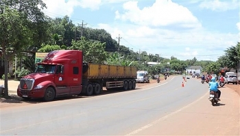 tin tuc tai nan giao thong tngt nong nhat chieu 29 mat lai khi co vuot xe container mot nam thanh nien tu vong tai cho