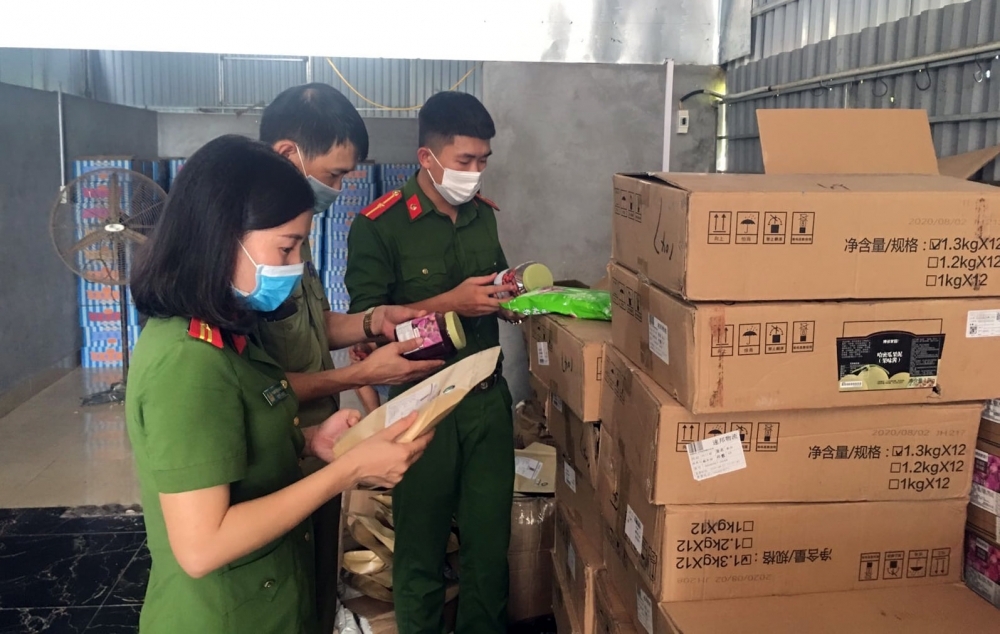 0925 ha noi bat giu gan 10 tan nguyen lieu lam tra sua khong ro nguon goc