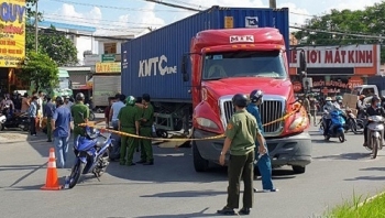 Tin tức tai nạn giao thông sáng 5/9: Container ôm cua tại ngã ba, cán 2 cô gái tử vong thương tâm