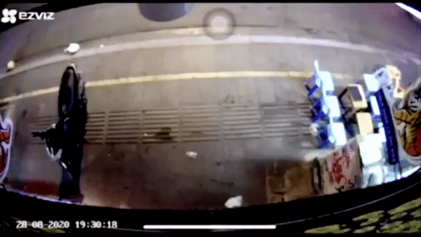 tin tuc tai nan giao thong sang 69 dang ngoi quan via he nam thanh nien bat day lao di nhanh nhu chop de tranh vu tai nan kinh hoang