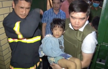 tin tuc 24h trong ngay moi nhat be gai 6 tuoi bi bo va nguoi tinh giam giu danh dap da man den gay canh tay
