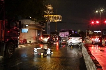 tinh hinh tai nan giao thong sang 79 o to 7 cho bat ngo lao vao dong xe dang cho den do tren duong pho sai gon