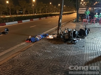 tinh hinh tai nan giao thong sang 99 lai xe tong vao goc cay sau khi di nhau ve nhan vien ngan hang tu vong tai cho