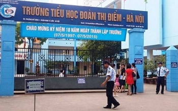 Bị bỏ quên trên xe đưa đón, học sinh lớp 3 loay hoay tự mở cửa xe để vào lớp học