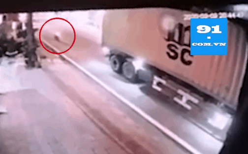 tin tuc tai nan giao thong sang 119 khong lam chu toc do 2 nu sinh lao thang vao duoi container o hai phong