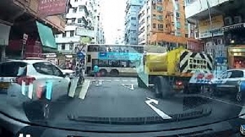 Camera giao thông: Xe bồn bất ngờ chồm lên đâm thẳng vào xe buýt, hành khách bị một phen hoảng hồn
