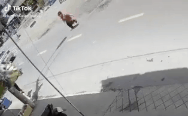 camera giao thong cau be lao nhu bay qua duong khien nguoi dan ong di xe may nga vang
