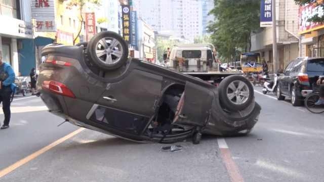 camera giao thong nu tai xe mat lai o to nam phoi bung giua pho