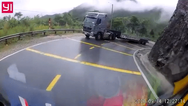 tai nan giao thong chieu 149 xe tai mat lai lao thang vao xe dau keo tren deo bao loc