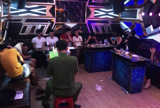 1106 nhom thanh niensu dung ma tuy trong quan karaoke qxaa