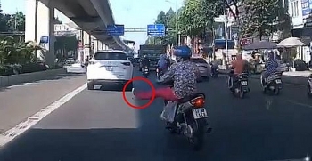camera giao thong soc nang voi man gio chan xin sang duong cua nu tai xe