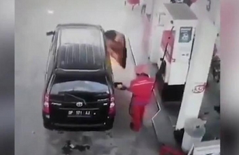 Camera giao thông: Ô tô phát nổ và bốc cháy dữ dội khi đang đổ xăng, tài xế vội nhảy ra ngoài thoát thân
