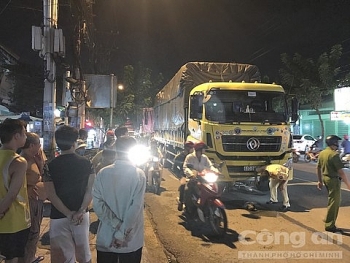 Tai nạn giao thông sáng 24/9: Cha đón con đi học về, bị xe tải cuốn vào gầm tử vong thương tâm