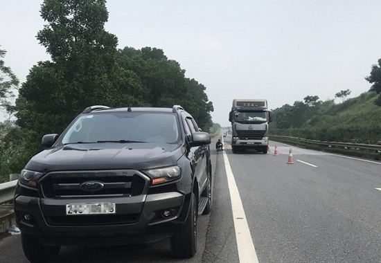 2752 bi xe dau keo can nguoi dan ong vang ra tu o to roi tu vong 1