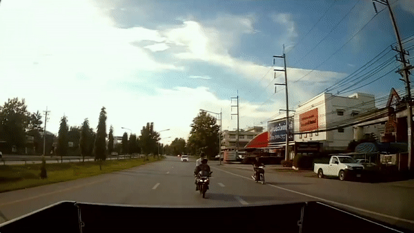 Camera giao thông: Húc vào đuôi xe tải, nam sinh đi xe máy văng luôn lên thùng