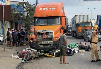 Tai nạn giao thông sáng 29/9: Xe container đi vào làn xe máy, húc văng 7 phương tiện đang chờ đèn đỏ, 6 người bị thương