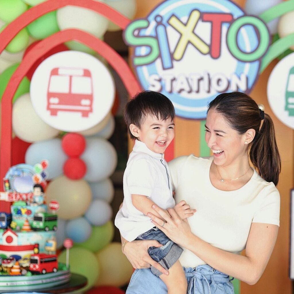Vẻ đẹp cực phẩm của quý tử nhà 'mỹ nhân Philippines' khiến fans đổ gục Vẻ đẹp cực phẩm của quý tử nhà 'mỹ nhân Philippines' khiến fans đổ gục