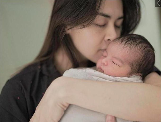 Vẻ đẹp cực phẩm của quý tử nhà 'mỹ nhân Philippines' khiến fans đổ gục Vẻ đẹp cực phẩm của quý tử nhà 'mỹ nhân Philippines' khiến fans đổ gục