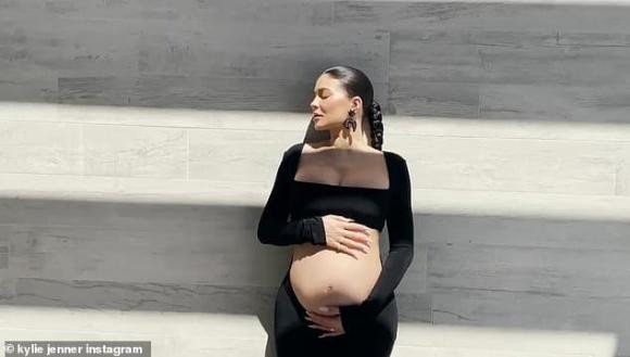 Bụng bầu vượt mặt vẫn không ngăn được em gái Kim Kardashian diện áo croptop
