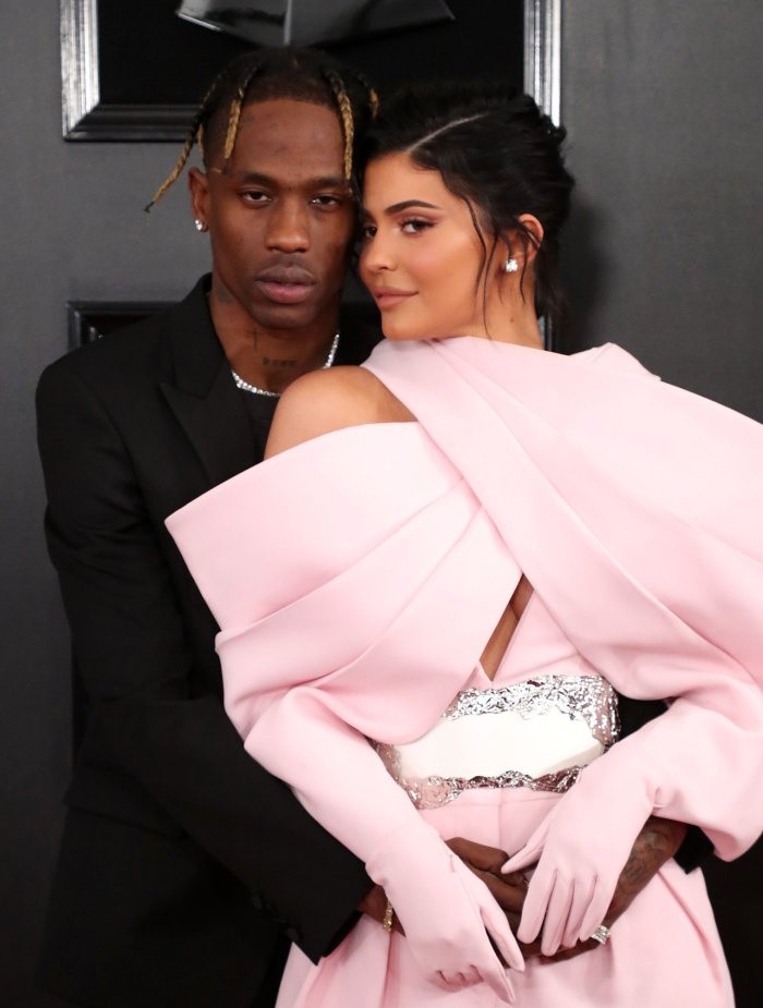 Bụng bầu vượt mặt vẫn không ngăn được em gái Kim Kardashian diện áo croptop