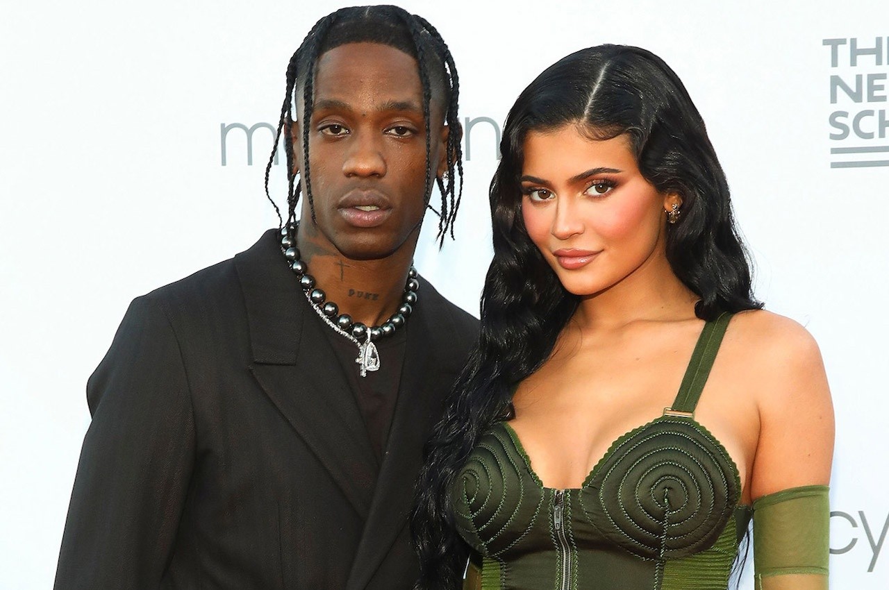 Bụng bầu vượt mặt vẫn không ngăn được em gái Kim Kardashian diện áo croptop