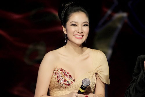 Hoa hậu Nguyễn Thị Huyền gây 